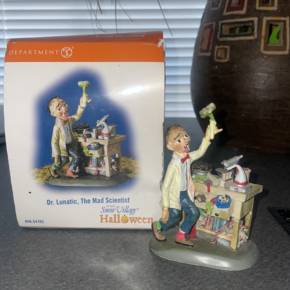 Dr. Lunatic, The Mad Scientist Snow Village Halloween Series 54702 - Picture 11 of 11